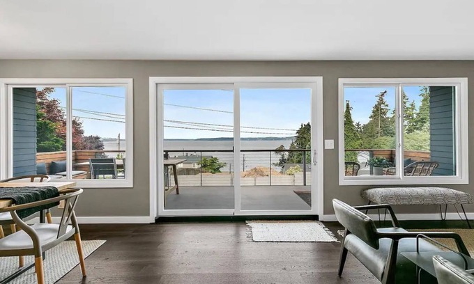 Des Moines House | New! Modern Home w/Spectacular Views +Hot tub