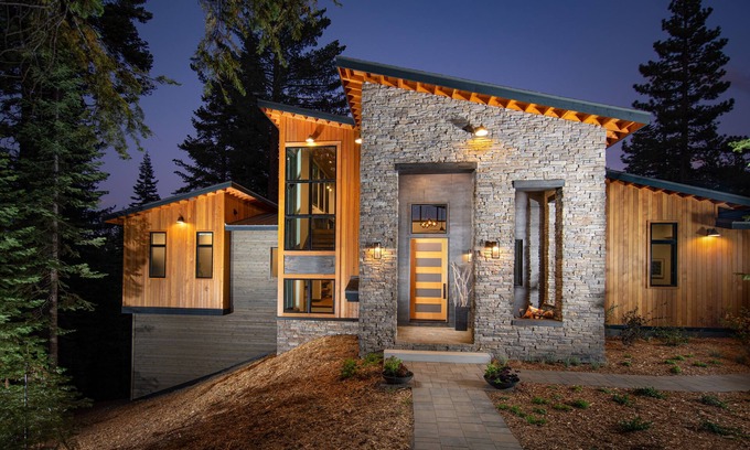 Truckee House | New modern home with spectacular view on 5 private acres