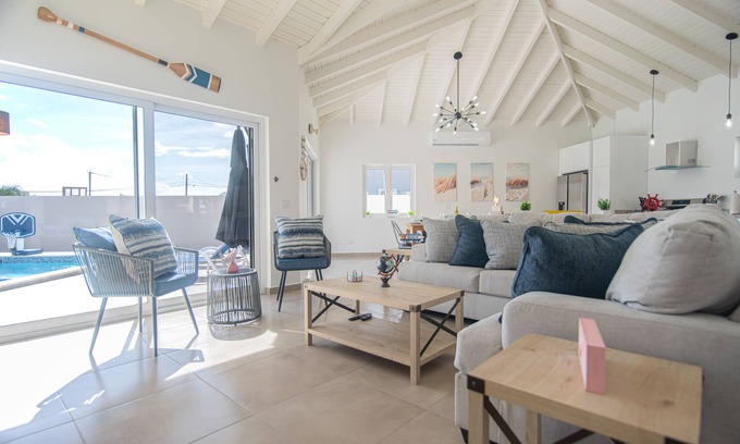 Esmeralda Villa | New modern retreat 4 beds & 4.5 baths. 3 minute drive to Malmok and Palm Beach.