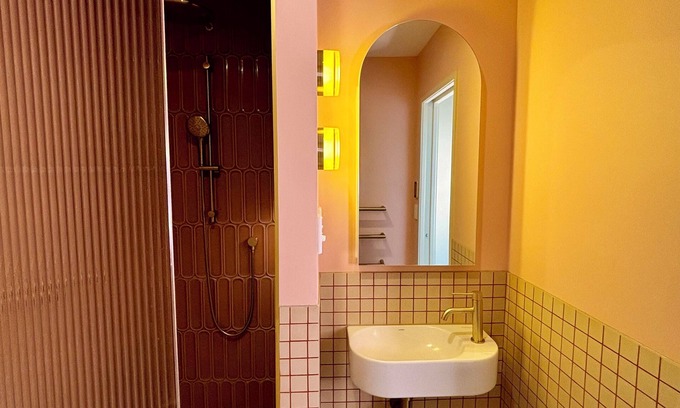 Wanaka Apartment | New modern retro unit close to town with mountain views