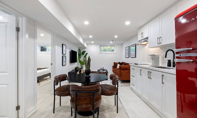 Newtonbrook Apartment | *NEW* Modern & Spacious Unit in North York | Monthly Stays | Work Desk | Laundry