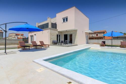 Liznjan Villa | New modern villa Gogo with private pool near the beach and town of Pula by WiiBuk