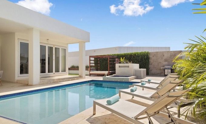 Esmeralda Villa | NEW Modern Villa ~ Jacuzzi ~Pvt Pool ~ Close2Beach