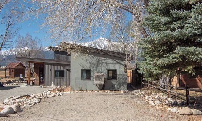 Buena Vista House | New mountain-modern bungalow with private patio + epic Mt. Princeton views