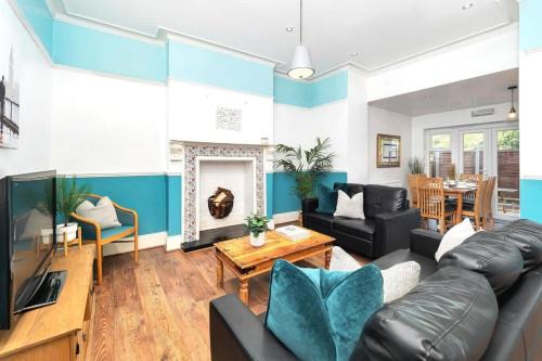 Stoke-on-Trent House | NEW Oakhill House by Truestays - 5 Bedroom House in Stoke-on-Trent
