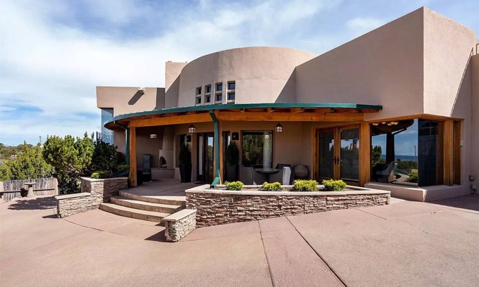 North Hills House | NEW ON VRBO! El Camino Stunning home Dale Ball trails Santa Fe Ski Area Forest