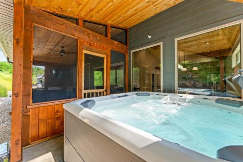 Branson House | New Ozark Oasis Luxe Cabin Retreat with Hot Tub