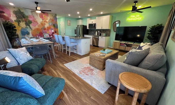 South Bradenton Condo | *NEW* Palm Paradise Blooms - 5bed 2bath Sleeps 10