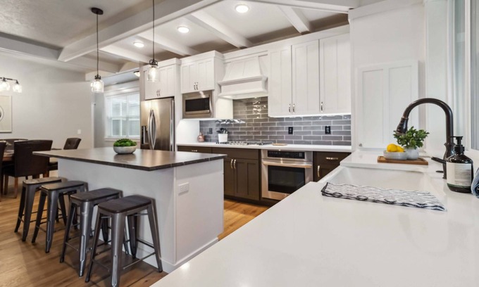 Eagle House | NEW! Peaceful Parkside Escape | High-End Kitchen | Screened Patio | BBQ | Walk to Downtown Eagle!