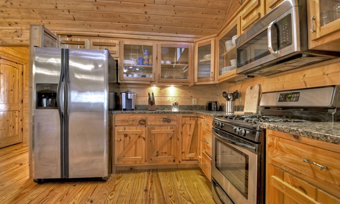McCaysville Cabin | New! Pet-friendly, and creekfront in the gorgeous GA mountains.