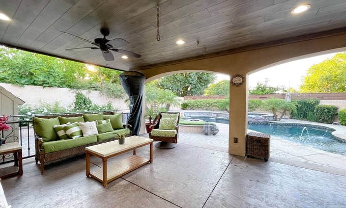 Sylmar House | New Pool Home w/Firepit and Outdoor Kitchen minutes from Universal and Six Flags