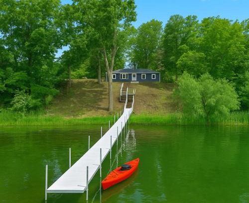 Drayton Plains House | New! Private Lakefront Retreat 3BR 2BA Game Room