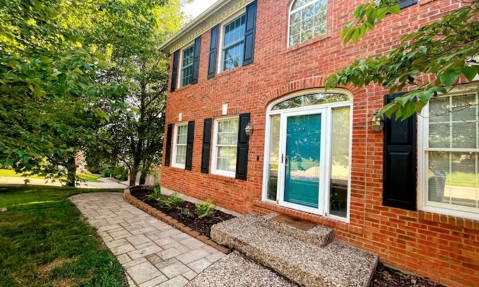 Columbia House | NEW Private Wood Views, Family & Dog Friendly, 5 Mins to Stadium, Home Gym