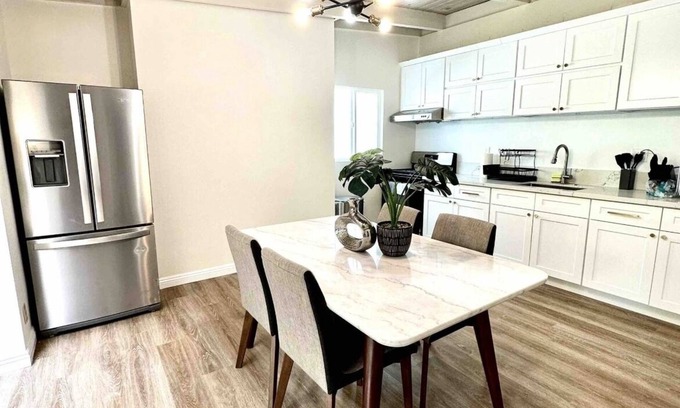 North of Wilshire Apartment | New Quiet Renovated 2BD/1BA