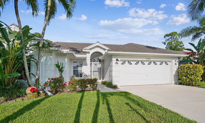 Crown Pointe House | NEW! Relaxed Tropical Retreat 5 miles to Beach