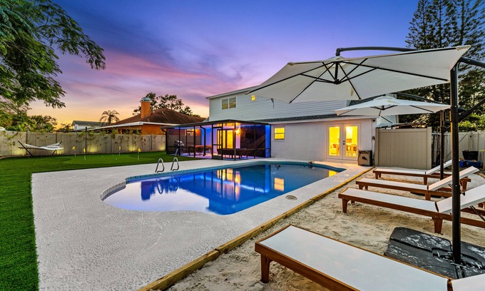 Bay Crest Park House | -NEW- Relaxing & Fun Escape in Perfect Location w/Firepit, Mini Golf, & Pool