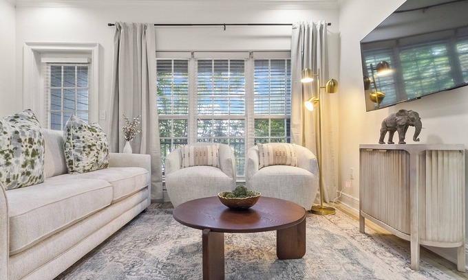 Tuscaloosa Condo | NEW Remodel Maxwell Place at Houndstooth Walk to Stadium with Pool & Gym Access