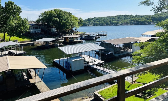 Barnett Condo | NEW! Remodeled Lakefront Property w/private dock—7MM Gravois Arm