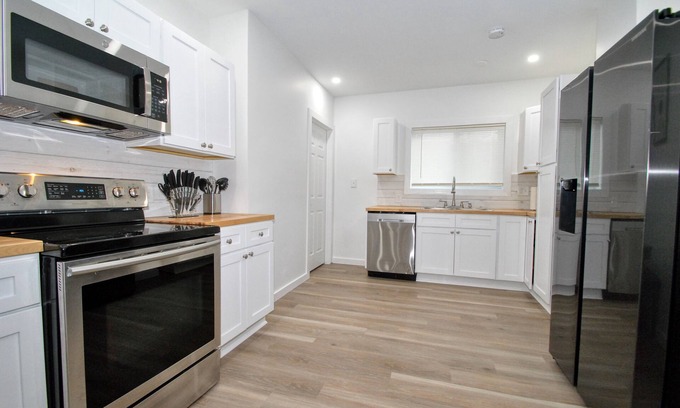 Old Brooklyn Apartment | New Remodeled Morden 2 bedroom + Den home in Old Brooklyn