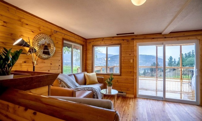 Okanagan-Similkameen Cabin | New! Renovated Pickers Cabin with beautiful views !