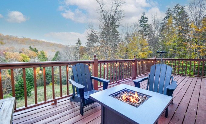 West Dover Cabin | New Renovated Ski Chalet on the River with a Hottub