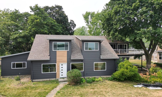 Oshkosh House | New Renovation! Gorgeous Lake Views! Outdoor Hot Tub, Huge open concept rooms!