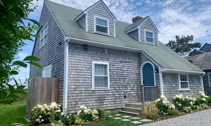 Eel Point House | New Rental! Renovated in 2020, Walk to Beach, Outdoor Shower, Fire Pit, Tennis