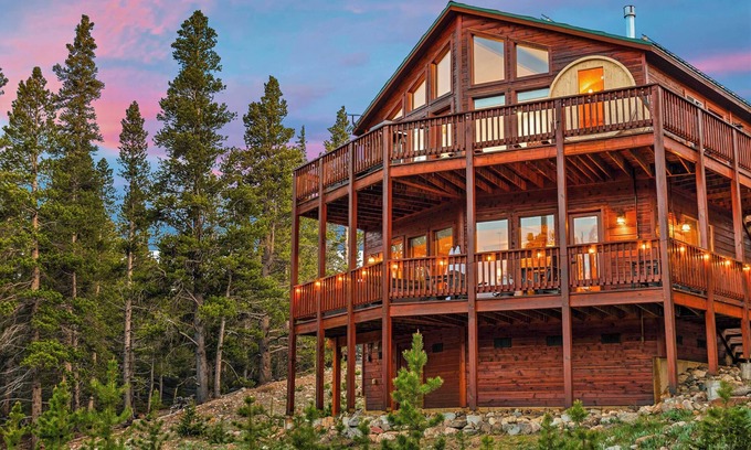 Valley of the Sun Cabin | NEW! Sauna Hot tub 2 King Beds Game Room Near Breck Mtn views
