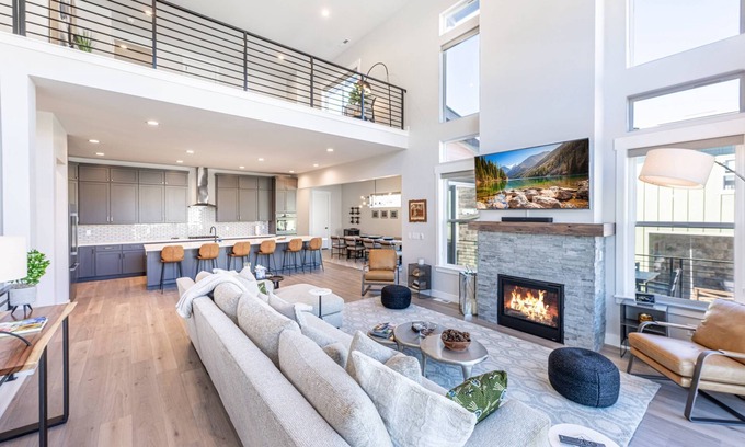 Deer Mountain House | New Ski Home | Private Hot Tub | 7 Mins to Skiing & Deer Valley East Village | Great for Families
