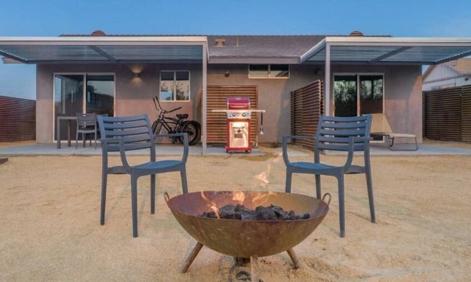 Joshua Tree House | *NEW* Split Rock Cottage | Hot Tub | One Block From Joshua Tree Village