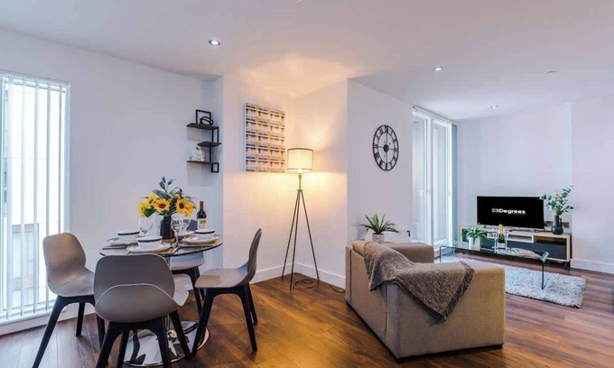 Manchester City Centre Apartment | NEW! Stunning 2 Bed Flat in Manchester, Sleeps 4!