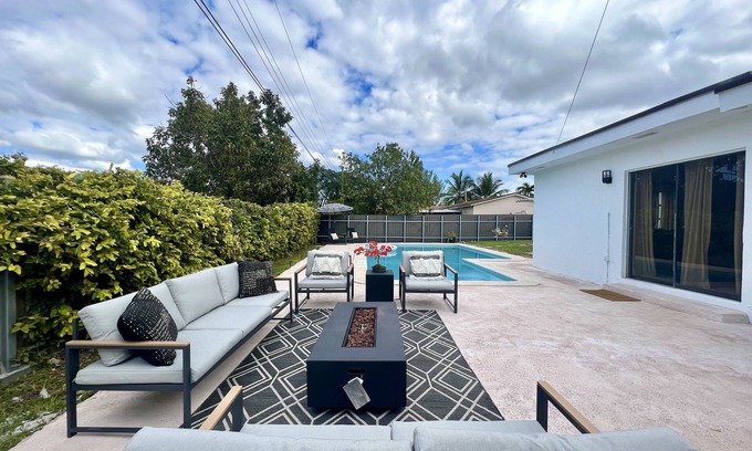 Horse Country House | New! The Moon House with Pool, Arcade & Basketball