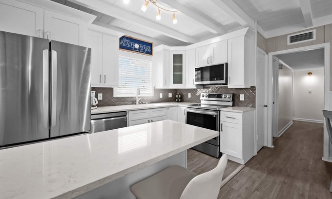 Iona Villa | New! The W at Loma-3 miles from beaches