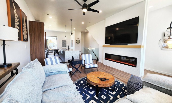 Waldport House | New Townhome! Hot Tub! Dog Friendly! Short Walk to Beach ~ Salty Knot