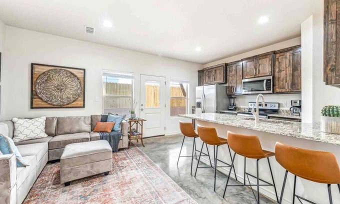 Stephenville House | New Townhome-Walk to Tarleton