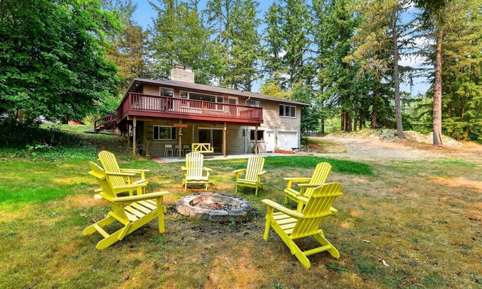 Sammamish House | NEW! Tranquil 4BR Escape | Deck, Huge Yard & Nature