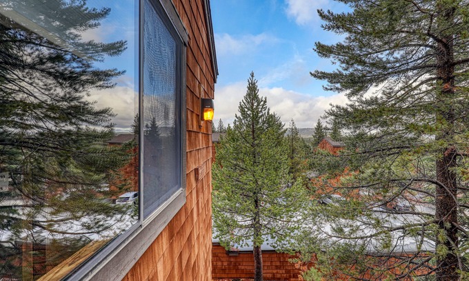 Truckee Condo | New! Tranquil retreat at Tahoe Donner ski bowl