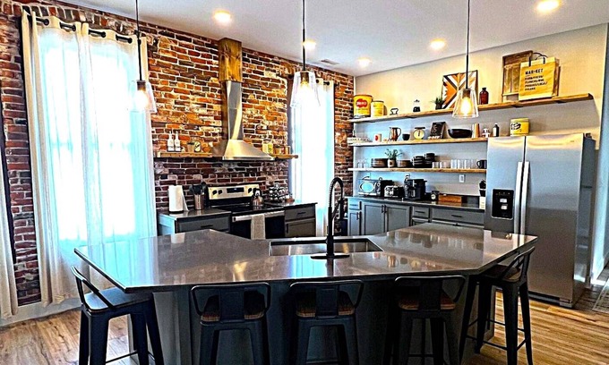 Sandusky House | New Ultimate Downtown House-2 Apartments w/5 Bdrms