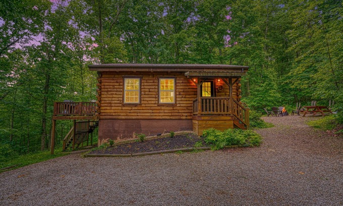 Creola Cabin | New+ Updated. Hot Tub. Near Trails. Game Room. Firepit. Secluded 8 acres