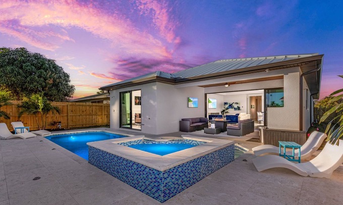Naples Park House | New Villa! Close to the 🏖️! Heated Pool/Spa, Lanai, Grill, EV🔌! Two King beds!