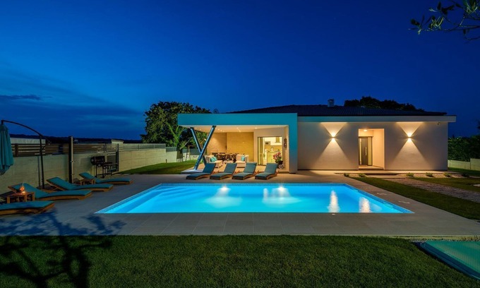 Mali Vareski House | New villa with private pool, darts, BBQ
