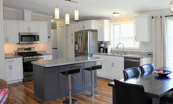 Crosby House | New VRBO - 2BA 3BR solar house & rec garage; 1 block to Main St