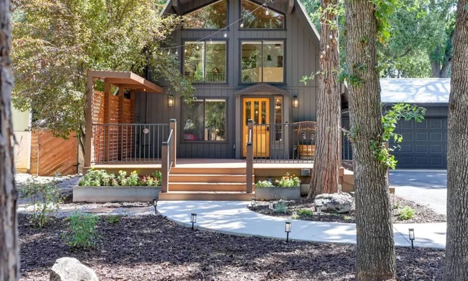 Murphys Cabin | NEW - Walk to Downtown from "The Local Pine!"