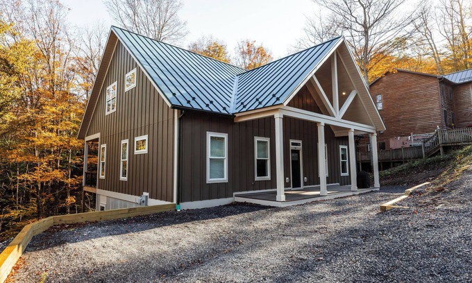 Northface House | New! Walk to Slopes, 3 King Suites, Hot Tub. Firepit