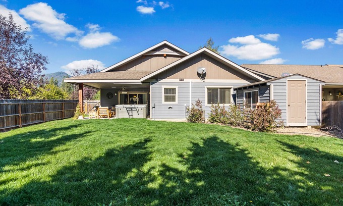 Sandpoint House | Newer home with private hot tub, great back patio, fireplace & AC - near skiing
