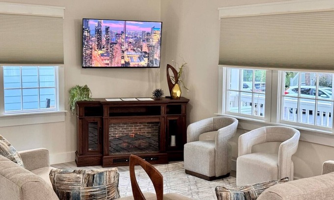 The Bluff House | Newest Cottage Downtown. Pets are allowed