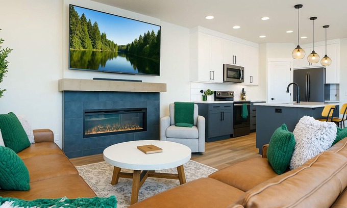 Cascade House | NewLuxury Home/HotTub/6Bed/PrivatePatio/Fireplace