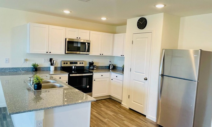 Fort Mohave House | Newly Built 4 Bed Home near the river-centrally located near shopping and dining