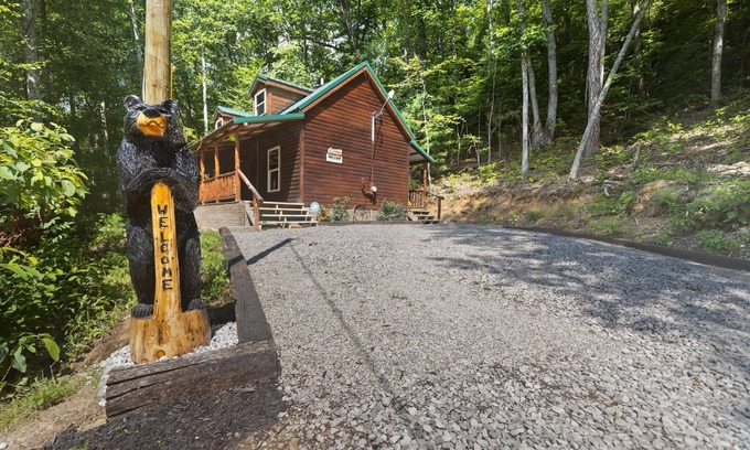 Stanton Cabin | Newly Built, Cozy, Pet Friendly, Hot Tub, Rural Cabin deep in Red River Gorge