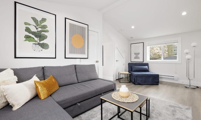 Knight Apartment | Newly built Laneway Home 1 BD Centrally located